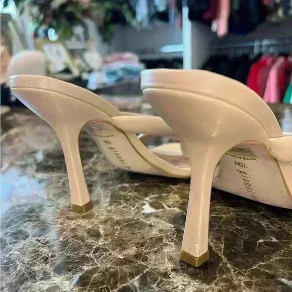 Gianni Bini Begment Leather Tubular Thong Heels Size 7.5M Tan/Cream - Picture 4 of 8